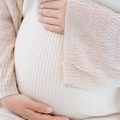 在这段 20🇧🇿 秒的展📕示视频，贾跃亭展🚺😸示了其人形机👗🇬🇸